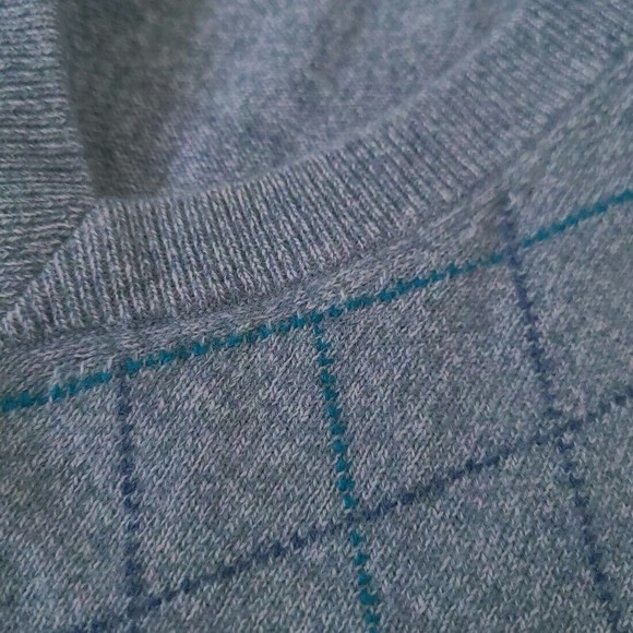 100% Cashmere V-Neck Argyle Gray Sweater Size Large - Picture 7 of 8